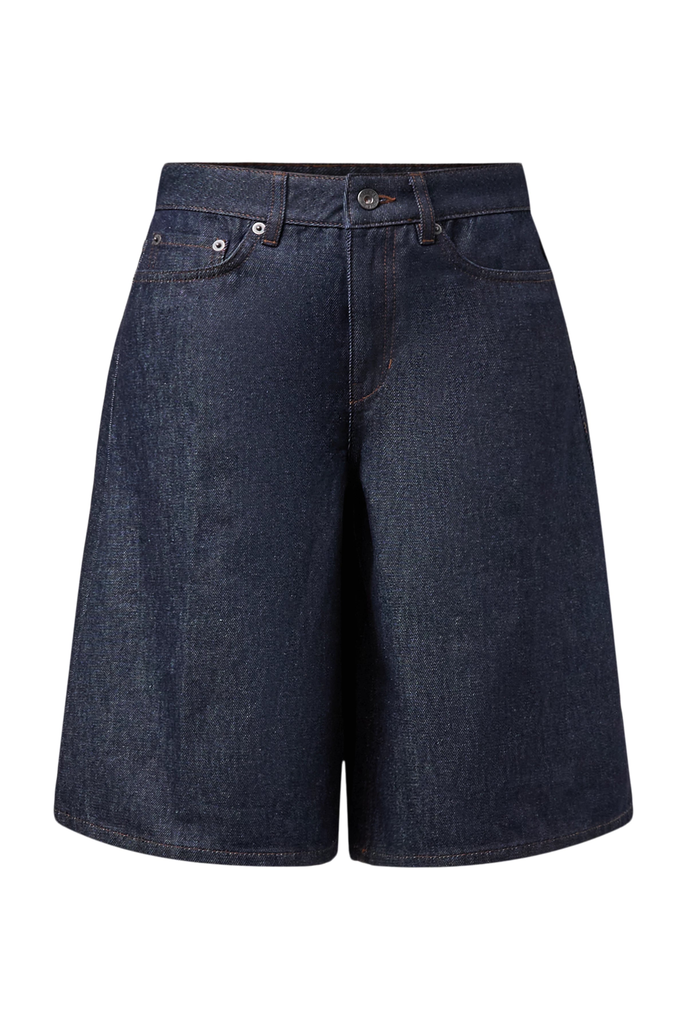 ג'ינס ברמודה בגזרת חצאית A-LINE של DRYKORN בצבע דנים קלאסי.הג'ינס צמוד בחלקו העליון ומתרחב לכיוון הברכיים, מקנה מראה חצאית. הרכב: 100% כותנה הדוגמנית 1.80 ולובשת מידה 27