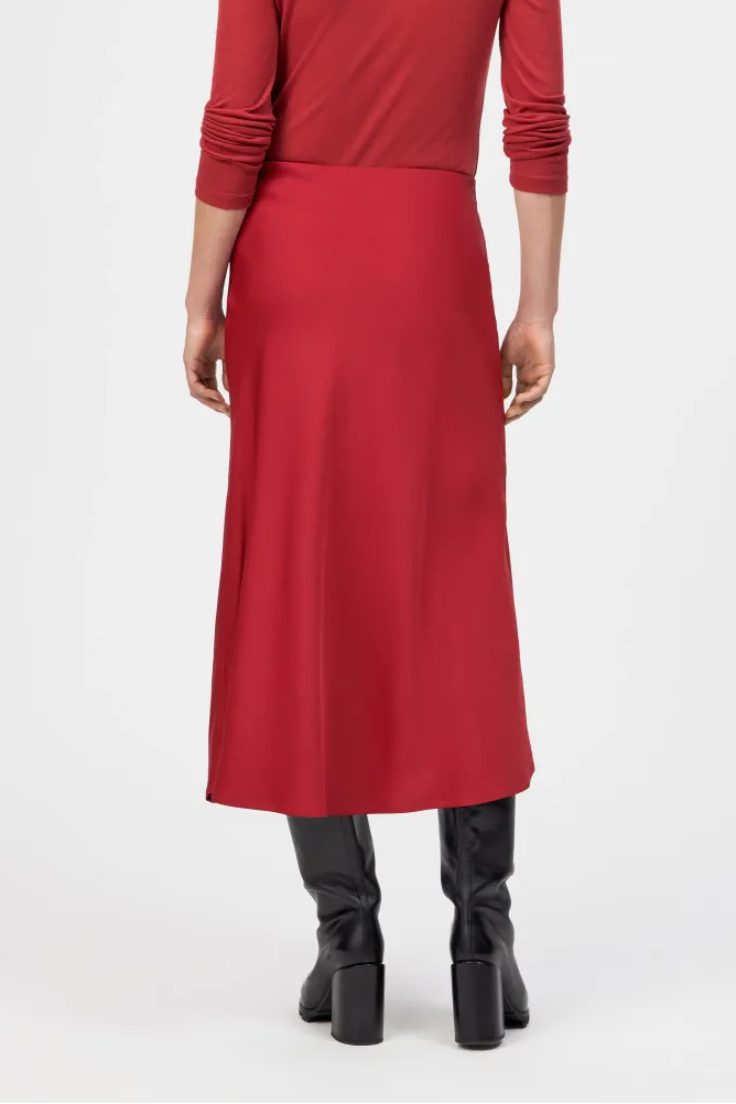 חצאית מידי אלגנטית מבית המותג DRYKORN, מבד סאטן איכותי, בעיצוב קלאסי וצללית A עדינה.הרכב: 96% אצטט, 4% אלסטןהדוגמנית בגובה 1.78 ולובשת מידה 27 של דרייקורן.