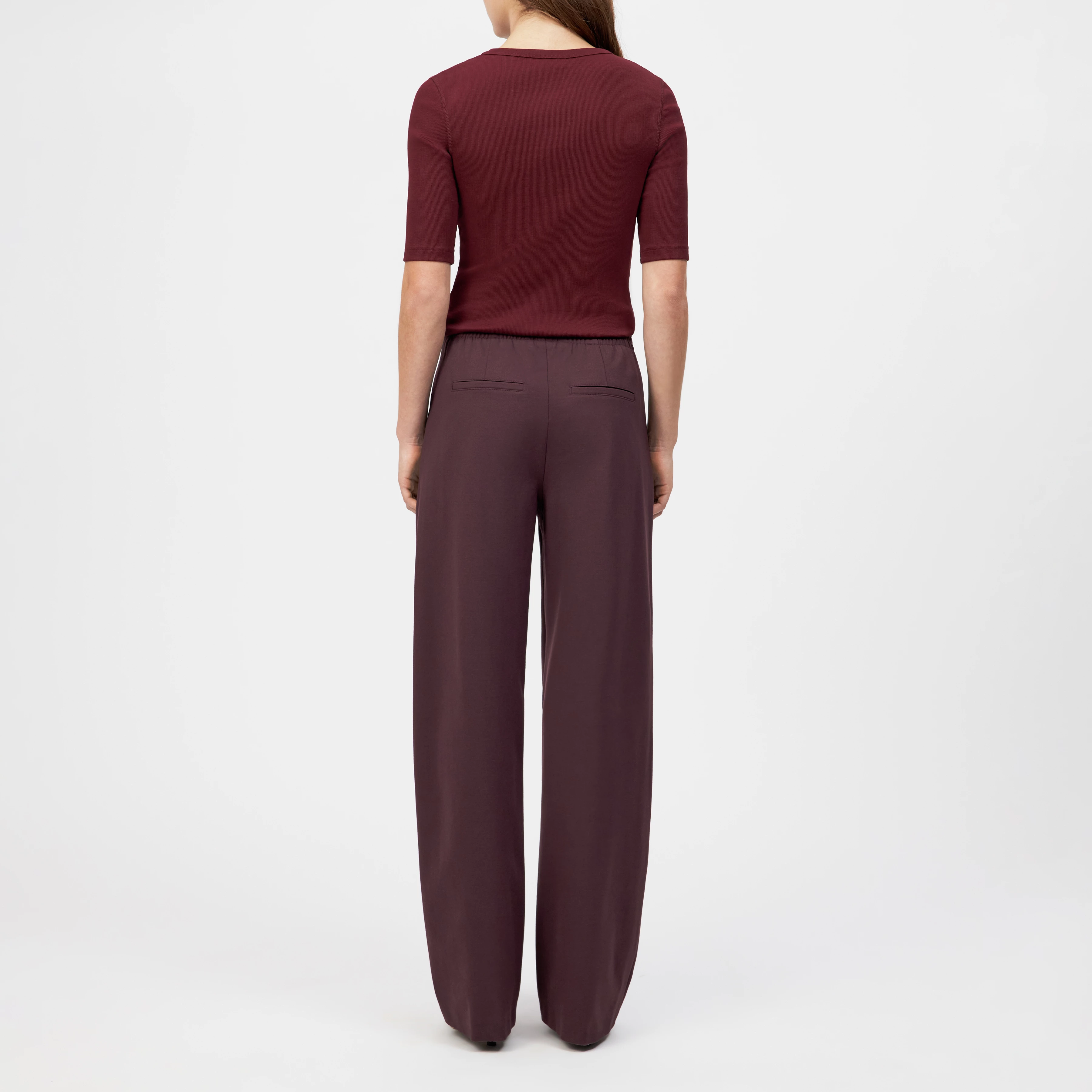 מכנסיים בעיצוב מחוייט מבית המותג DRYKORN, עשויים בד קליל מתערובת ויסקוזה איכותית, למראה אלגנטי ונוח וסטייל עדכני. גזרה רחבה, ורגל בצללית barrel עדינה ואופנתית, כיסי צד, וסגירה באמצעות רוכסן נסתר.הרכב: 65% ויסקוזה, 30% פוליאמיד, 5% אלסטןהדוגמנית בגובה 1.76 ולובשת מידה 27 של דרייקורן