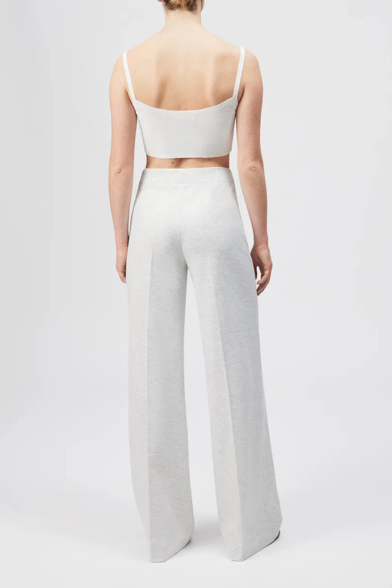 מכנסיים מבית המותג DRYKORN, עשויים בד ג'רזי רך ואיכותי. גזרת Slim Fit, עם רגל רחבה, מותן אלסטית בגובה סטנדרטי, עם סגירת רוכסן צידי נסתר, וקפלים מודגשים לאורך הרגל. שילוב מושלם בין סטייל קלאסי לנוחות מקסימלית.הרכב: 75% פוליאסטר, 19% ויסקוזה, 6% אלסטןהדוגמנית בגובה 1.78 ולובשת מידה 27 של דרייקורן