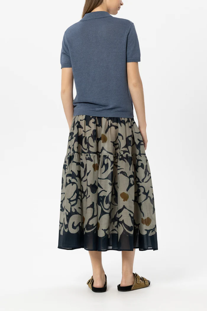 חולצת פולו מבית המותג Luisa Cerano, עשויה סריג דק מפשתן איטלקי, בעל מגע נעים וברק קל. עם צווארון פולו קלאסי וכפתורים באורך חצי, שרוולים קצרים, וכיס דש קטן.הרכב: 100% פשתןהדוגמנית בגובה 1.78 ולובשת מידה 36 של Luisa Cerano