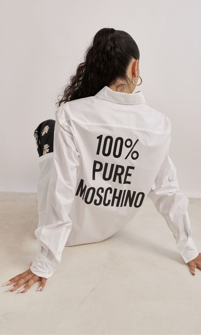 חולצה מכופתרת מקולקציית MOSCHINO COUTURE עם הדפס מונוגרם בגבהרכב: 94% כותנה, 6% אלסטןהדוגמנית בגובה 1.78 ולובשת מידה 40 איטלקית