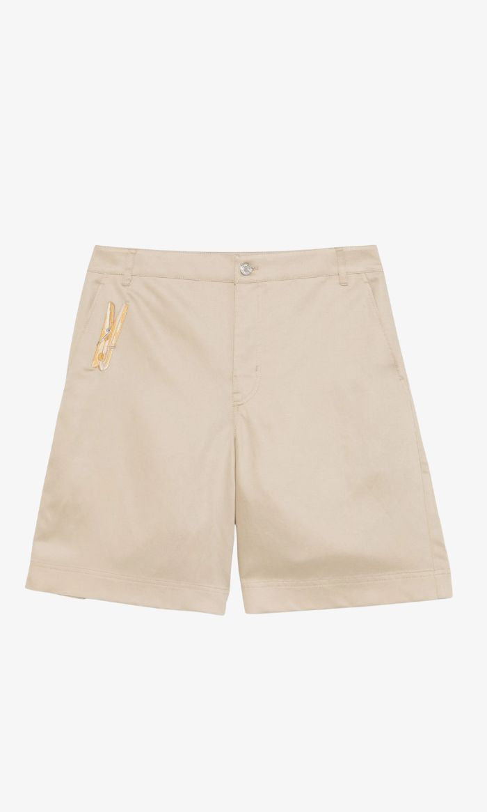 מכנסיים קצרים בעיטור אטב מוזהב הרכב: 56% ליוסל, 26% פשתן, 18% כותנההדוגמנית בגובה 1.78 ולובשת מידה 40 של MOSCHINO