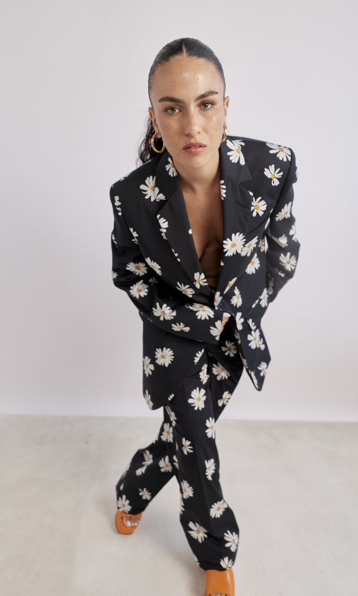 בלייזר מחויט עם הדפס פרחיםהרכב: 100% כותנההדוגמנית בגובה 1.78 ולובשת מידה 38 של MOSCHINO