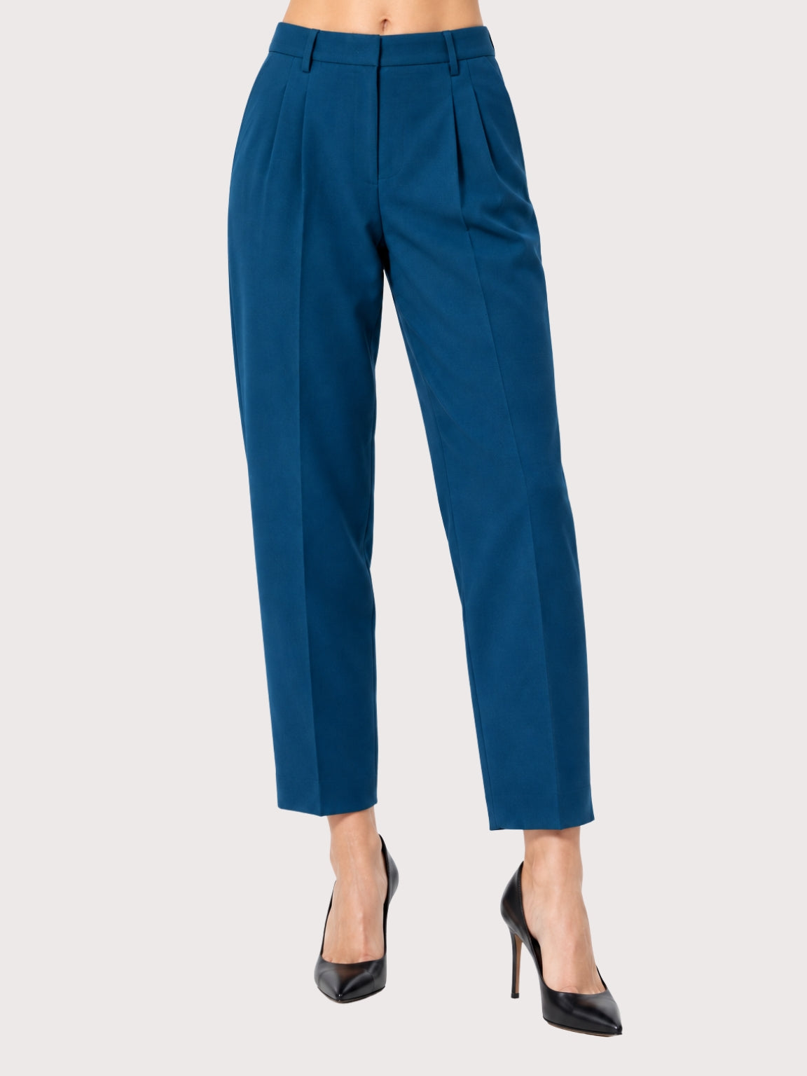 מכנסיים באורך קרסול ובגזרה הולכת וצרה עשויים מבד כפול בעל גמישות דו-כיוונית. קפלים בקו המותן מדגישים את הצללית הרחבה מעט. מכנסיים אופנתיים ומחמיאים, מושלמים יחד עם הז'קט התואם להשלמת המראה. הרכב: 63% פוליאסטר, 27% ויסקוזה, 7% כותנה, 3% אלסטןהדוגמנית בגובה 1.80 ולובשת מידה 36