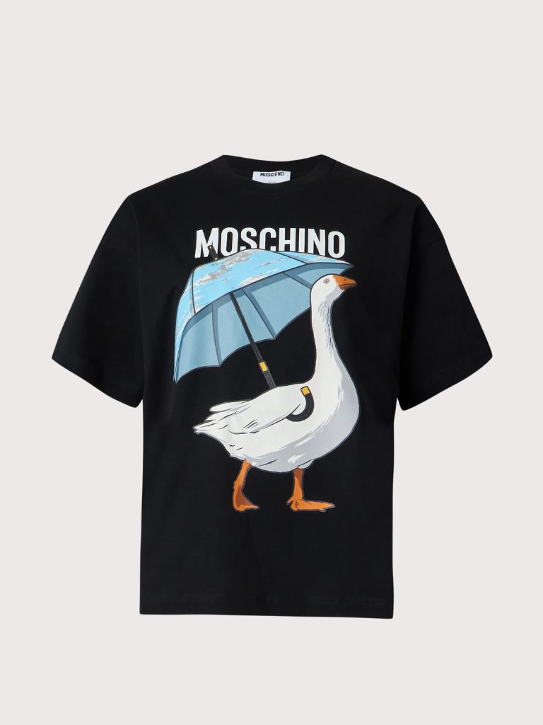הטישירט האייקונית של MOSCHINO עם האווז אוחז מיטריה.האווז הוא דמות קלאסית בעיצובים של MOSCHINO ורק לאחרונה החזירו אותו לפרונט.בטישירט הזו הוא מקבל מקום של כבוד תחת הלוגו הקלאסי של המותג.הגיזרה היא ישרה ומעט אובר סייז. הרכב: 100% כותנה הדוגמנית 1.80 ולובשת מידה S