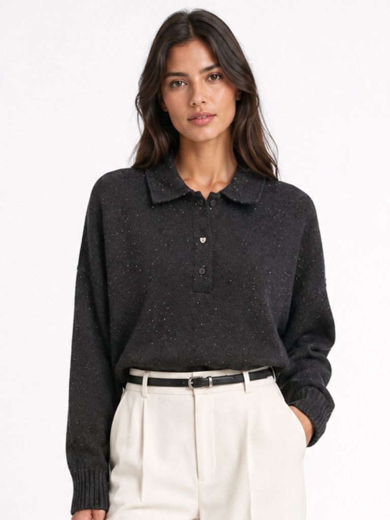 סריג פולו מנצנץ עם כפתור לב מבית האפנה TRICOT CHIC.הסריג בגזרה נינוחה ועם פטנט בחלקו התחתון למראה בלוזון. השרוולים בגזרת רגלןשמשלים את המראה הנינוח והיוקרתי. הרכב: 65% ויסקוזה 18% פוליאמיד 15% צמר 2% קשמיר הדוגמנית 1.78 ולובשת מידה 42 איטלקי