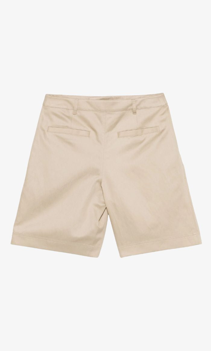 מכנסיים קצרים בעיטור אטב מוזהב הרכב: 56% ליוסל, 26% פשתן, 18% כותנההדוגמנית בגובה 1.78 ולובשת מידה 40 של MOSCHINO