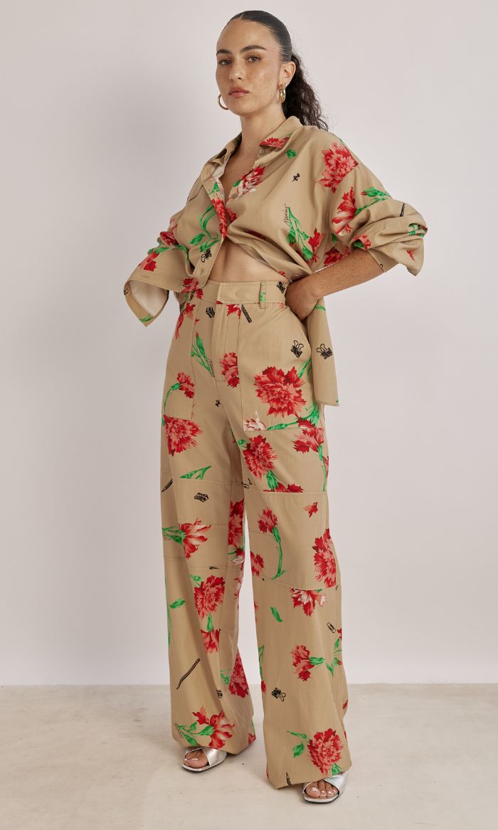 מכנסיים מחוייטים בגזרה מתרחבת עם הדפס פרחיםהרכב: 67% קופרו, 33% כותנההדוגמנית בגובה 1.78 ולובשת מידה 40 של MOSCHINO