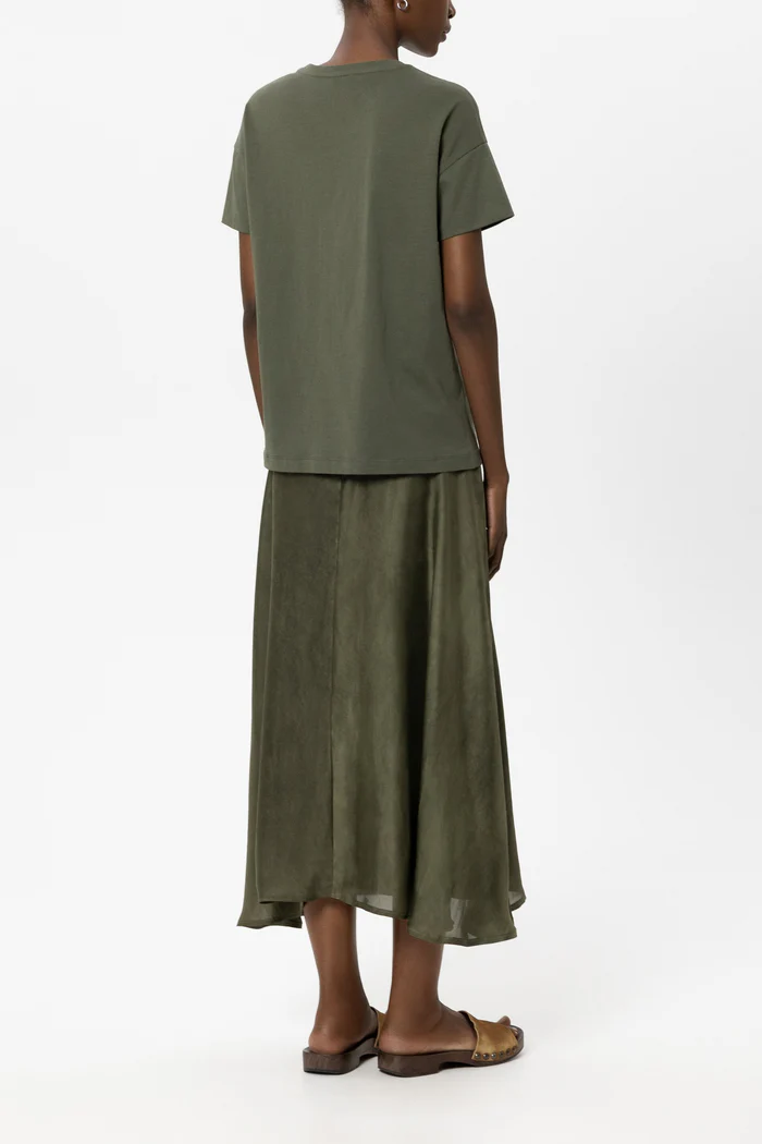 טישירט מבית המותג Luisa Cerano, עשויה כותנה טהורה, בעיטור רקמת לולאות ותוספת דיטיילס בדוגמת פרחים בחזית. גזרה ישרה, עם צווארון עגול ושרוולים קצרים.הרכב: 100% כותנההדוגמנית בגובה 1.78 ולובשת מידה 36 של Luisa Cerano