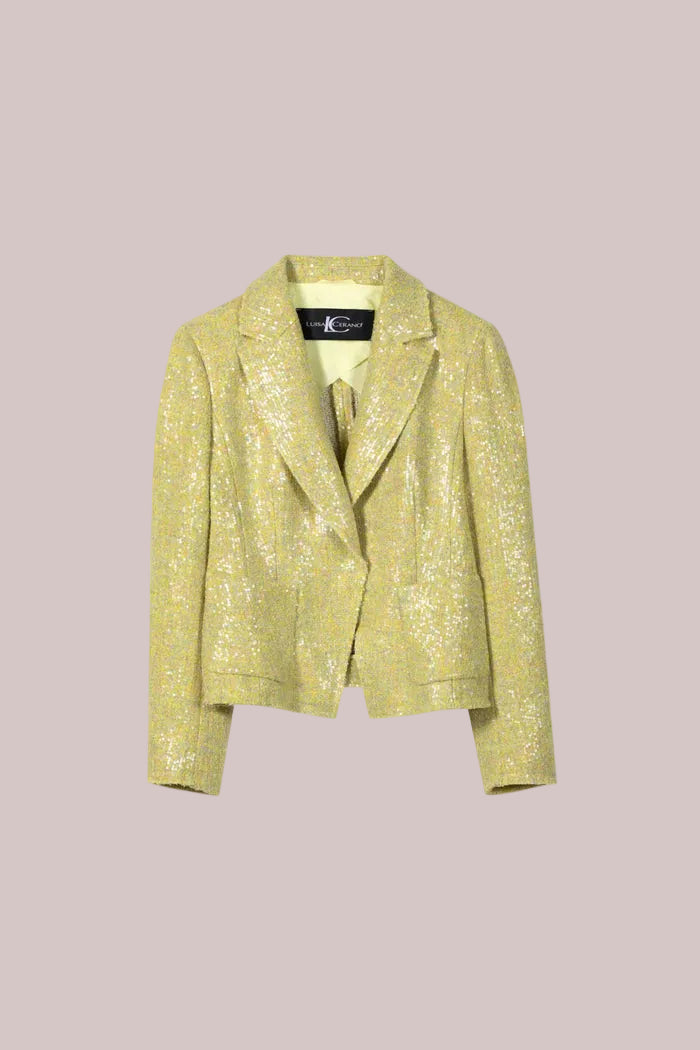 ז'קט בלייזר מבית המותג Luisa Cerano, מבד טוויד קייצי, מעוטר בפאייטים שקופים ומנצנצים. גזרה קלאסית, עם צווארון דש, כיסי פאץ', בטנה פנימית, וסגירה באמצעות כפתור תיקתק.הרכב: 80% פוליאסטר, 20% צמרהדוגמנית בגובה 1.75 ולובשת מידה 36 של Luisa Cerano