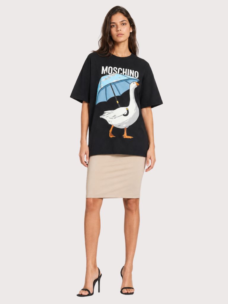 הטישירט האייקונית של MOSCHINO עם האווז אוחז מיטריה.האווז הוא דמות קלאסית בעיצובים של MOSCHINO ורק לאחרונה החזירו אותו לפרונט.בטישירט הזו הוא מקבל מקום של כבוד תחת הלוגו הקלאסי של המותג.הגיזרה היא ישרה ומעט אובר סייז. הרכב: 100% כותנה הדוגמנית 1.80 ולובשת מידה S
