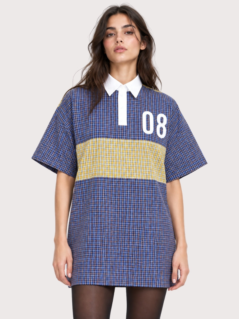 חולצת טוניקה אייקונית מבית האופנה MOSCHINO מכותנה. החולצה, בגזרה ישרה עם צווארון פולו, יכולה להלבש כשמלת מיני או כטוניקה על גרביונים, טייץ' או מכנסיים צמודים. פריט אייקטוני עם לוגו בולט בגב. הרכב: 100% כותנההדוגמנית בגובה 1.80 ולובשת מידה S