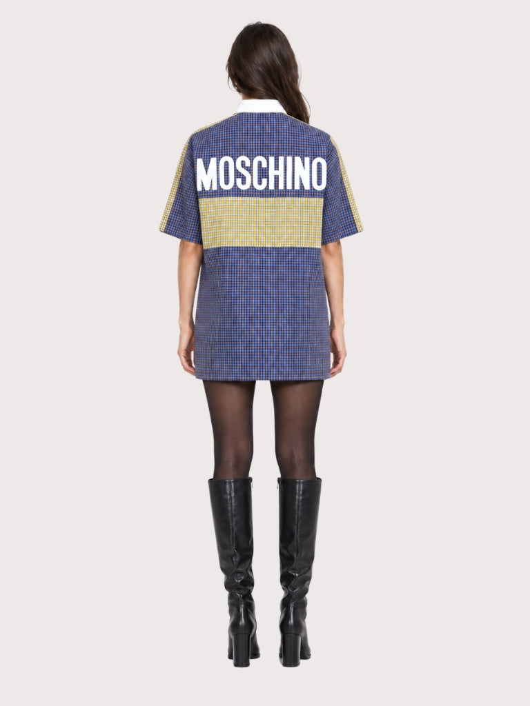 חולצת טוניקה אייקונית מבית האופנה MOSCHINO מכותנה. החולצה, בגזרה ישרה עם צווארון פולו, יכולה להלבש כשמלת מיני או כטוניקה על גרביונים, טייץ' או מכנסיים צמודים. פריט אייקטוני עם לוגו בולט בגב. הרכב: 100% כותנההדוגמנית בגובה 1.80 ולובשת מידה S