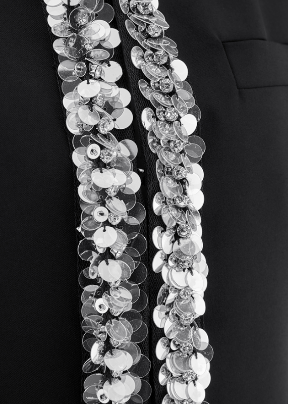 ז'קט מבית המותג RIANI, בגזרה ישרה ואלגנטית, ובאורך קצר, בעיטור פאייטים שקופים מנצנצים סביב הצוואר ולאורך הז'קט. עם צווארון עגול וסגירה נסתרת לכל האורך באמצעות ווים.הרכב: 91% פוליאסטר, 9% פוליאוריטןהדוגמנית בגובה 1.75 ולובשת מידה 36 אירופאית