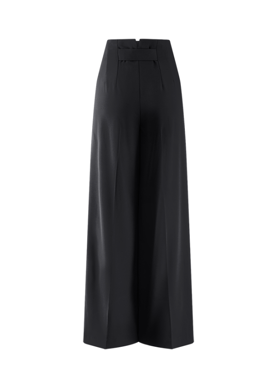 מכנסיים מחוייטים מבית המותג RIANI, בגזרת Wide Leg רחבה ואופנתית, מבד אלסטי ונוח. עם מותן גבוהה, כיסי צד, וסגירה נסתרת.הרכב: 91% פוליאסטר, 9% פוליאוריתןהדוגמנית בגובה 1.75 ולובשת מידה 36 אירופאית