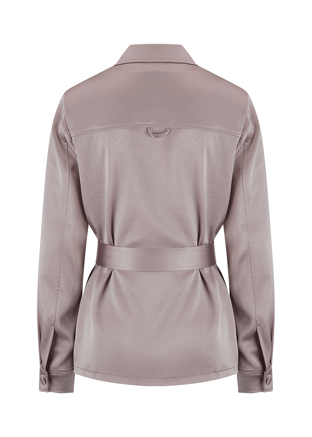 חולצה מבית המותג RIANI בעיצוב מודרני ואלגנטי, מבד סאטן רך וגולש בעל ברק מטאלי עדין, עם חגורת מותן נשלפת, להתאמה אישית ומגוון אפשרויות לבישה. גזרה ישרה, עם צווארון קלאסי, שני כיסי חזה מכופתרים, שרוולים ארוכים בגימור חפתים, וסגירת כפתורים לכל האורך.הרכב: 100% פוליאסטרהדוגמנית בגובה 1.75 ולובשת מידה 36 אירופאית