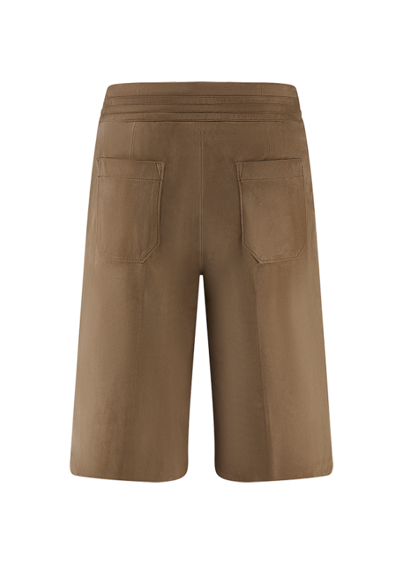 קז'ואל עם נגיעה של יוקרה: מכנסיים קצרים מעור זמש משובח, עם מגע רך, גזרה מודרנית ועבודת גימור איכותית. העור הקטיפתי מוסיף נגיעה אלגנטית ונינוחה ומבטיח לבישה נוחה. מושלמים ללוקים עירוניים מסוגננים או לאירועים מיוחדים, בשילוב עם חולצות עדינות, טופים סרוגים או בלייזר, יחד עם סנדלים או נעלי עקב. פריט סטייטמנט נחשק שמשלב בצורה מושלמת קוליות ואלגנטיות.גזרה ישרהאורך תפר פנימי: 32 ס"מ במידה 36הרכב הבד:100% עור