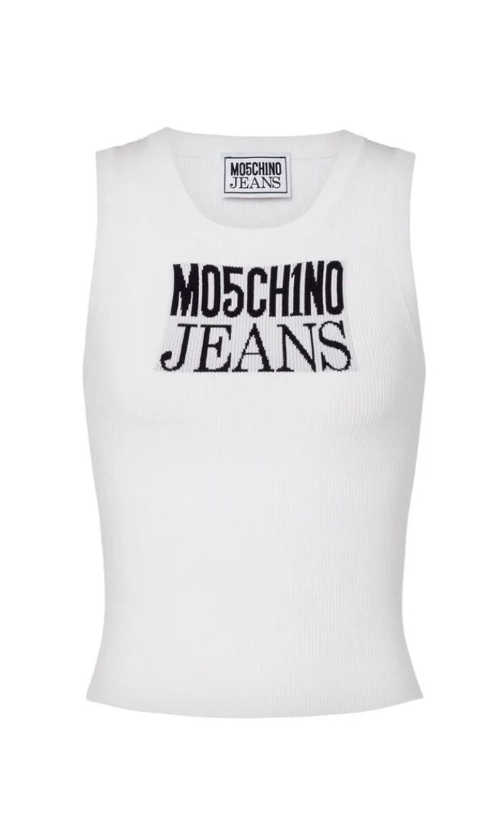 גופיית סריג עם הדפס מונוגרםהרכב: 83% ויסקוזה, 17% פוליאסטרהדוגמנית בגובה 1.80 ולובשת מידה S של MOSCHINO