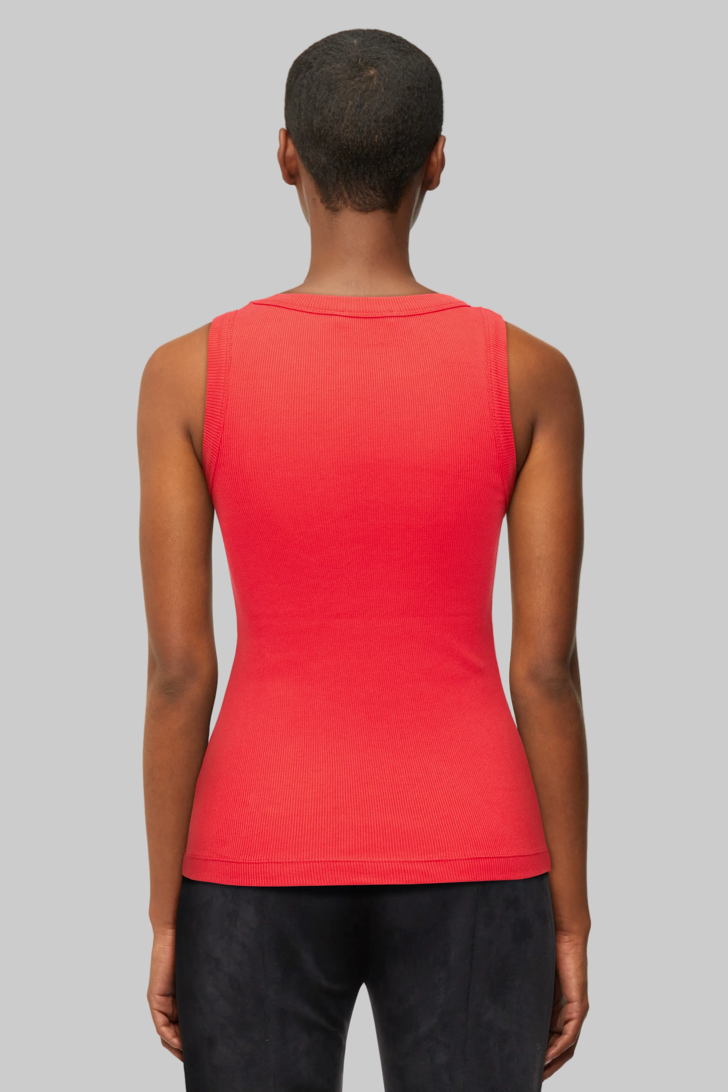 גופייה מבית המותג DRYKORN, עשויה בד כותנה רך ונעים במיוחד, ארוג בטקסטורת פסי ריב. גזרה קלאסית וצמודה לגוף, עם צווארון עגול וכתפיות רחבות.הרכב: 100% כותנההדוגמנית בגובה 1.78 ולובשת מידה S של דרייקורן