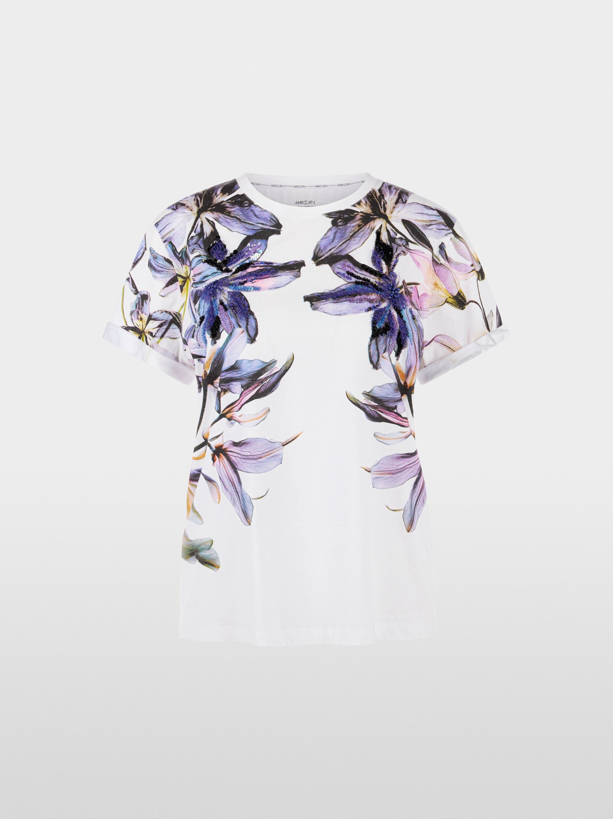 חולצת טישירט בגזרה ישרה ונינוחה, עשויה כותנה רכה ונעימה במיוחד. עם שרוולים קצרים, צווארון עגול, והדפס פרחוני עדין בשילוב רקמת פאייטים שקופים.הרכב: 100% כותנההדוגמנית בגובה 1.79 ולובשת מידה 3 של מארק קיין