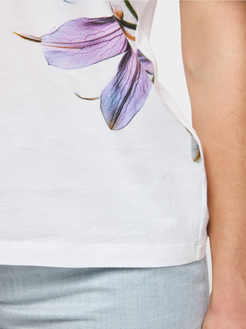 חולצת טישירט בגזרה ישרה ונינוחה, עשויה כותנה רכה ונעימה במיוחד. עם שרוולים קצרים, צווארון עגול, והדפס פרחוני עדין בשילוב רקמת פאייטים שקופים.הרכב: 100% כותנההדוגמנית בגובה 1.79 ולובשת מידה 3 של מארק קיין