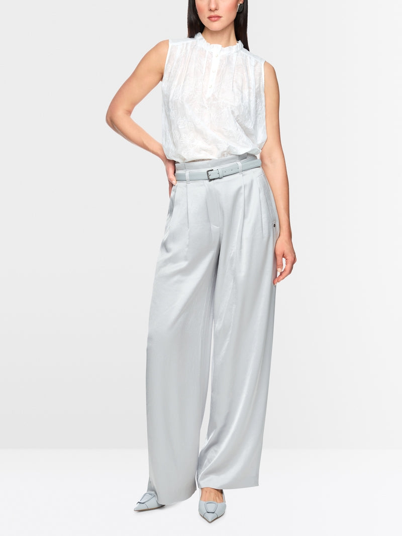 חולצה אלגנטית ללא שרוולים בגזרה רחבה, עשויה בד מעט שקפקף, מתערובת כותנה ומשי רכה וקלילה, עם דוגמת רקמה פרחונית עדינה. קפלים מודגשים בחזית ובגב, וצווארון קולר בגימור מסולסל עם סגירת 3 כפתורים.הרכב: 77% כותנה, 23% משיהדוגמנית בגובה 1.79 ולובשת מידה 3 של מארק קיין