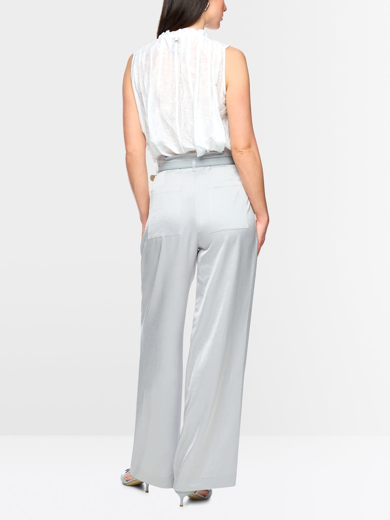 חולצה אלגנטית ללא שרוולים בגזרה רחבה, עשויה בד מעט שקפקף, מתערובת כותנה ומשי רכה וקלילה, עם דוגמת רקמה פרחונית עדינה. קפלים מודגשים בחזית ובגב, וצווארון קולר בגימור מסולסל עם סגירת 3 כפתורים.הרכב: 77% כותנה, 23% משיהדוגמנית בגובה 1.79 ולובשת מידה 3 של מארק קיין