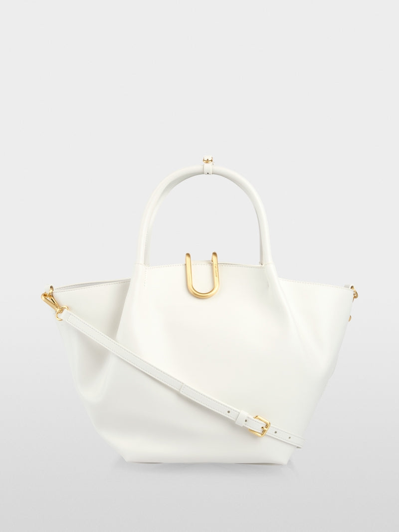 תיק נשיאה אלגנטי, עם ידיות אחיזה מעוגלות, ורצועת כתף נשלפת ומתכווננת למגוון אפשרויות נשיאה.תא פנימי עם רוכסן, וסגירה מגנטית עם וו מעוצב.מידות: 43*17*25 ס"מהרכב: 65% עור ממוחזר, 19% פוליאוריטן, 16% פוליאסטר