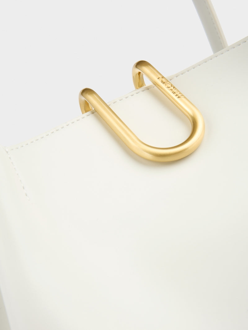 תיק נשיאה אלגנטי, עם ידיות אחיזה מעוגלות, ורצועת כתף נשלפת ומתכווננת למגוון אפשרויות נשיאה.תא פנימי עם רוכסן, וסגירה מגנטית עם וו מעוצב.מידות: 43*17*25 ס"מהרכב: 65% עור ממוחזר, 19% פוליאוריטן, 16% פוליאסטר