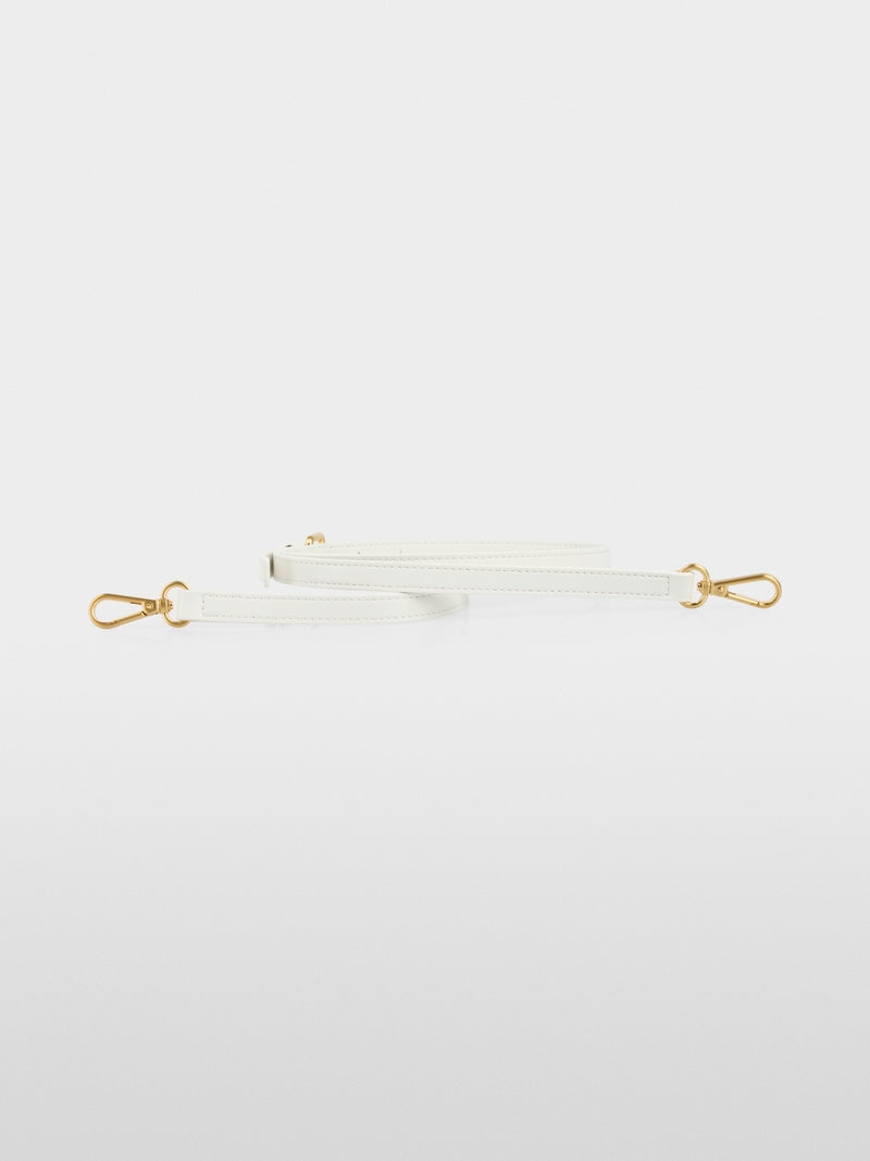 תיק נשיאה אלגנטי, עם ידיות אחיזה מעוגלות, ורצועת כתף נשלפת ומתכווננת למגוון אפשרויות נשיאה.תא פנימי עם רוכסן, וסגירה מגנטית עם וו מעוצב.מידות: 43*17*25 ס"מהרכב: 65% עור ממוחזר, 19% פוליאוריטן, 16% פוליאסטר