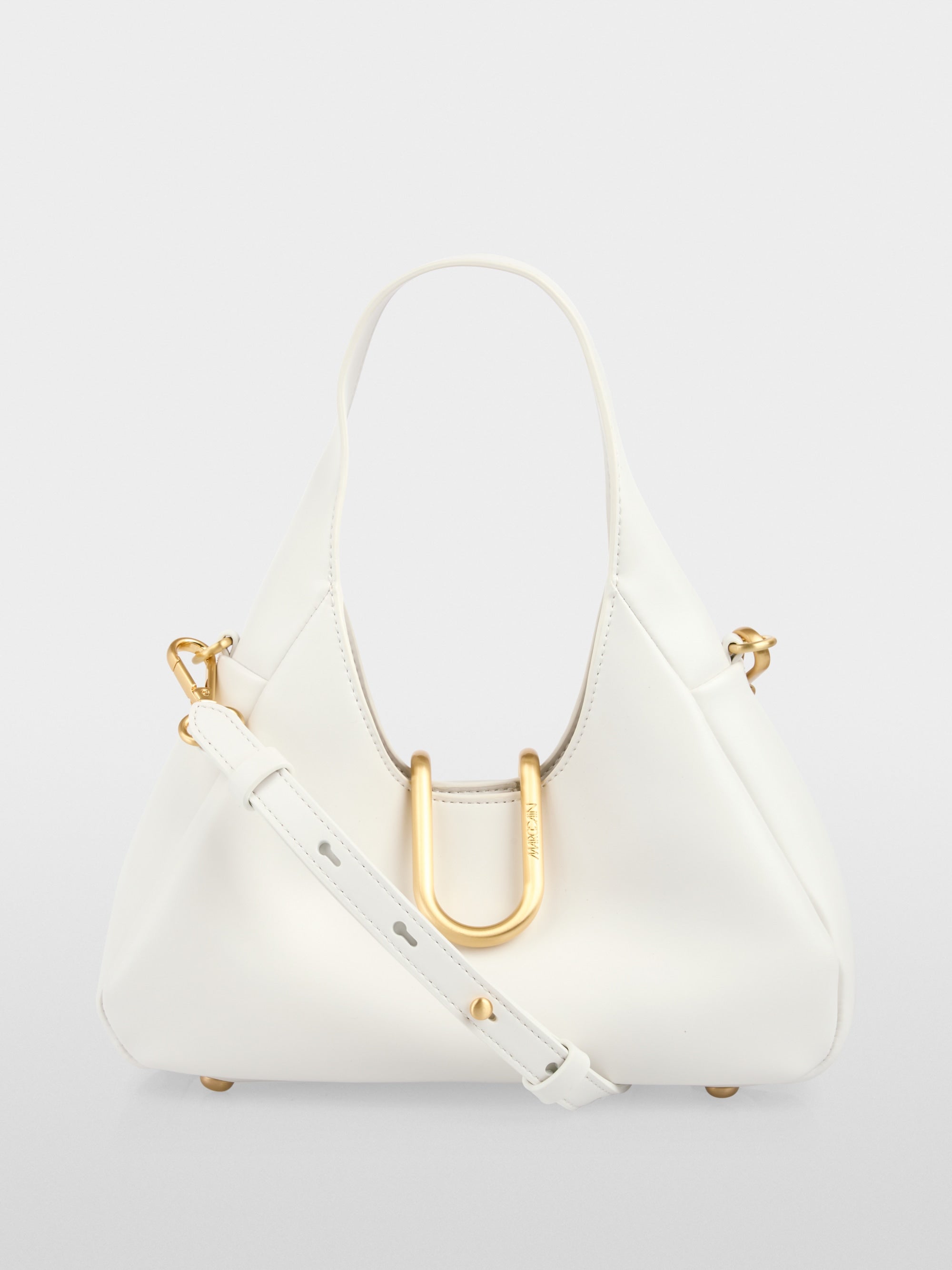 תיק יד אלגנטי, עם גימורי מתכת מוזהבים, ורצועת כתף נשלפת ומתכווננת למגוון אפשרויות נשיאה.עם כיס פנימי קטן, וסגירה מגנטית עם וו מעוצב.מידות: 25*9*17 ס"מהרכב: 65% עור ממוחזר, 19% פוליאוריטן, 16% פוליאסטר