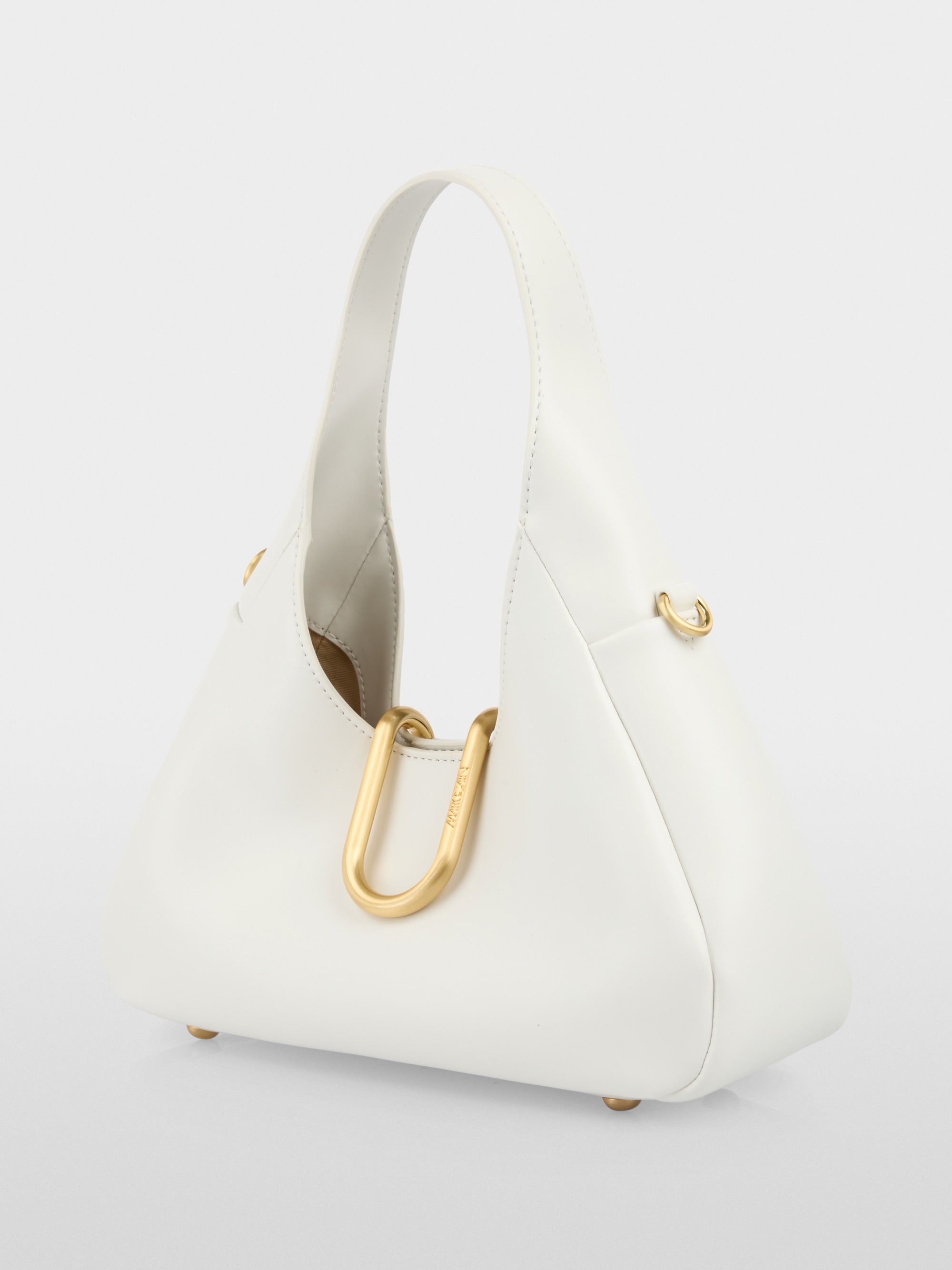 תיק יד אלגנטי, עם גימורי מתכת מוזהבים, ורצועת כתף נשלפת ומתכווננת למגוון אפשרויות נשיאה.עם כיס פנימי קטן, וסגירה מגנטית עם וו מעוצב.מידות: 25*9*17 ס"מהרכב: 65% עור ממוחזר, 19% פוליאוריטן, 16% פוליאסטר