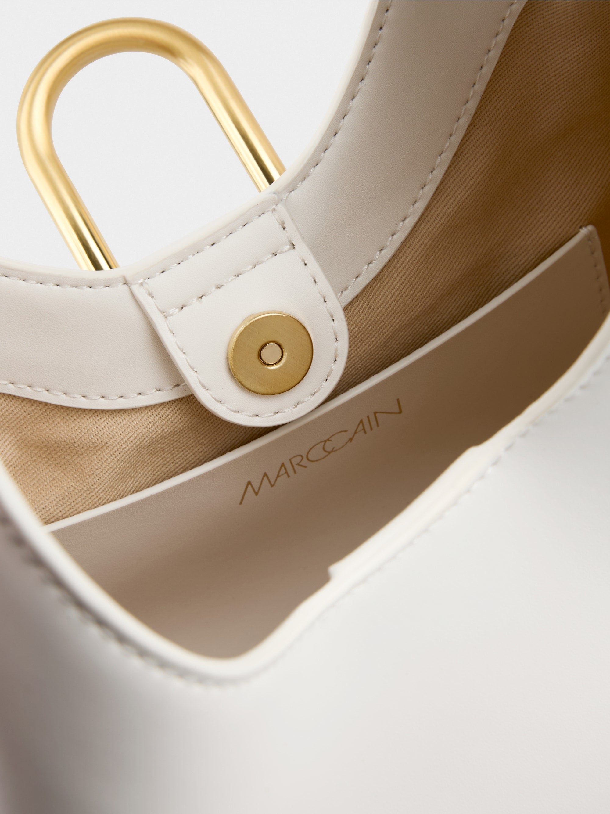 תיק יד אלגנטי, עם גימורי מתכת מוזהבים, ורצועת כתף נשלפת ומתכווננת למגוון אפשרויות נשיאה.עם כיס פנימי קטן, וסגירה מגנטית עם וו מעוצב.מידות: 25*9*17 ס"מהרכב: 65% עור ממוחזר, 19% פוליאוריטן, 16% פוליאסטר