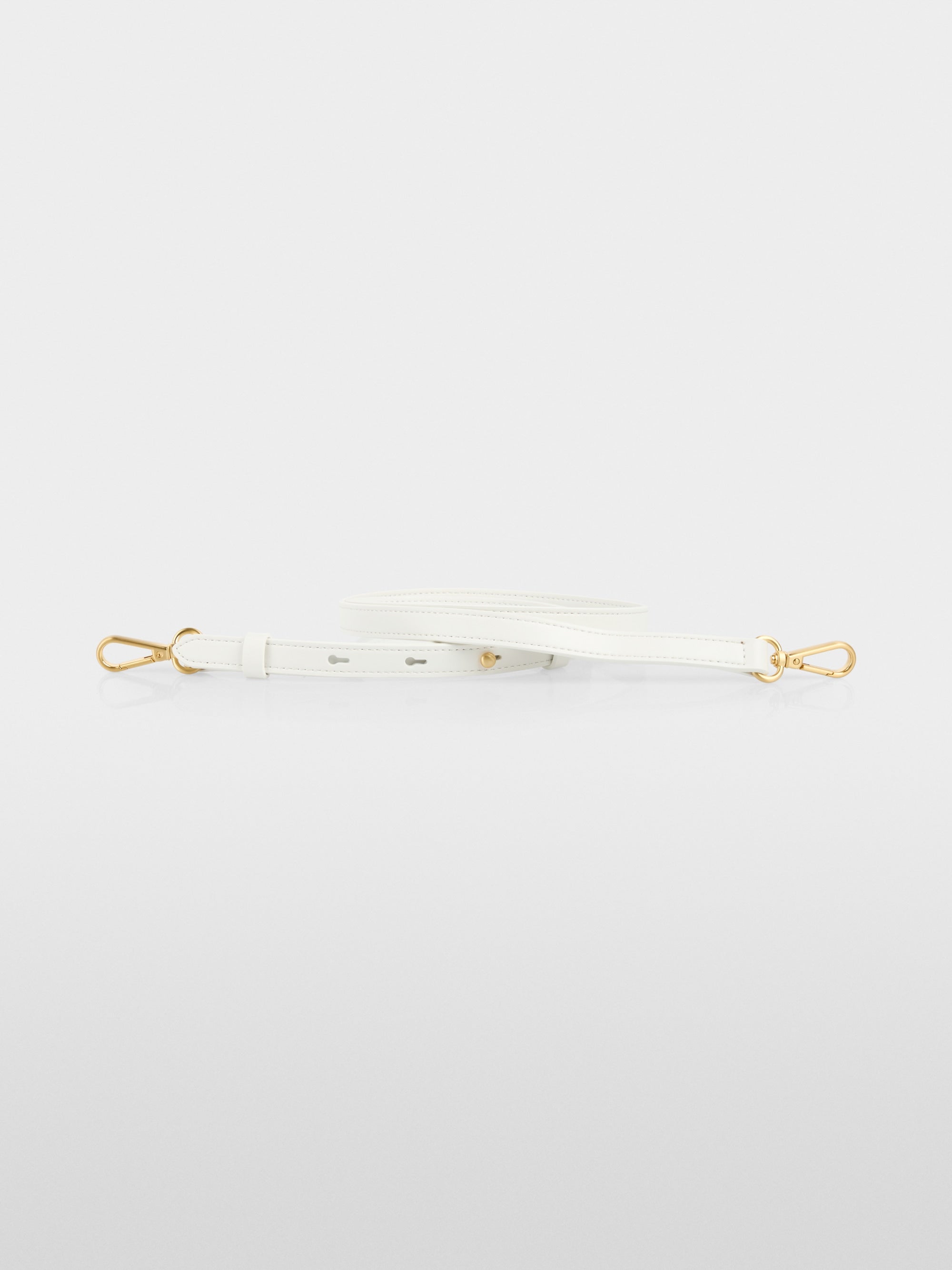 תיק יד אלגנטי, עם גימורי מתכת מוזהבים, ורצועת כתף נשלפת ומתכווננת למגוון אפשרויות נשיאה.עם כיס פנימי קטן, וסגירה מגנטית עם וו מעוצב.מידות: 25*9*17 ס"מהרכב: 65% עור ממוחזר, 19% פוליאוריטן, 16% פוליאסטר