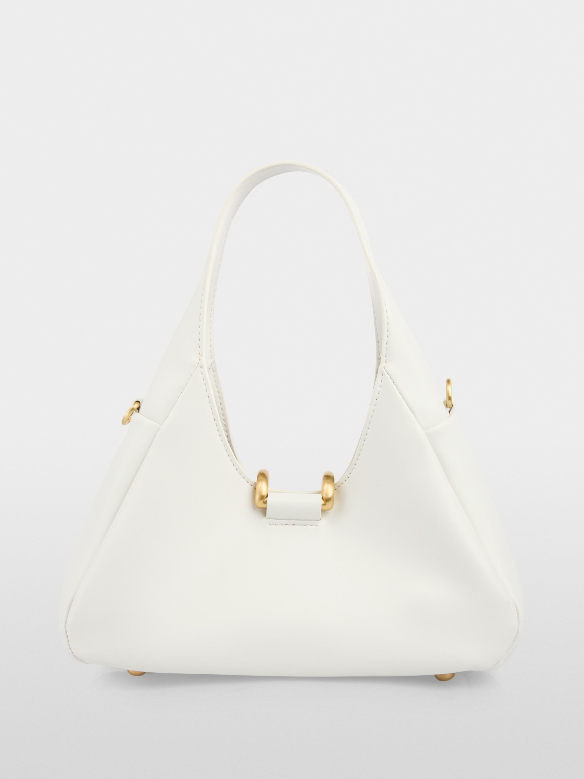 תיק יד אלגנטי, עם גימורי מתכת מוזהבים, ורצועת כתף נשלפת ומתכווננת למגוון אפשרויות נשיאה.עם כיס פנימי קטן, וסגירה מגנטית עם וו מעוצב.מידות: 25*9*17 ס"מהרכב: 65% עור ממוחזר, 19% פוליאוריטן, 16% פוליאסטר