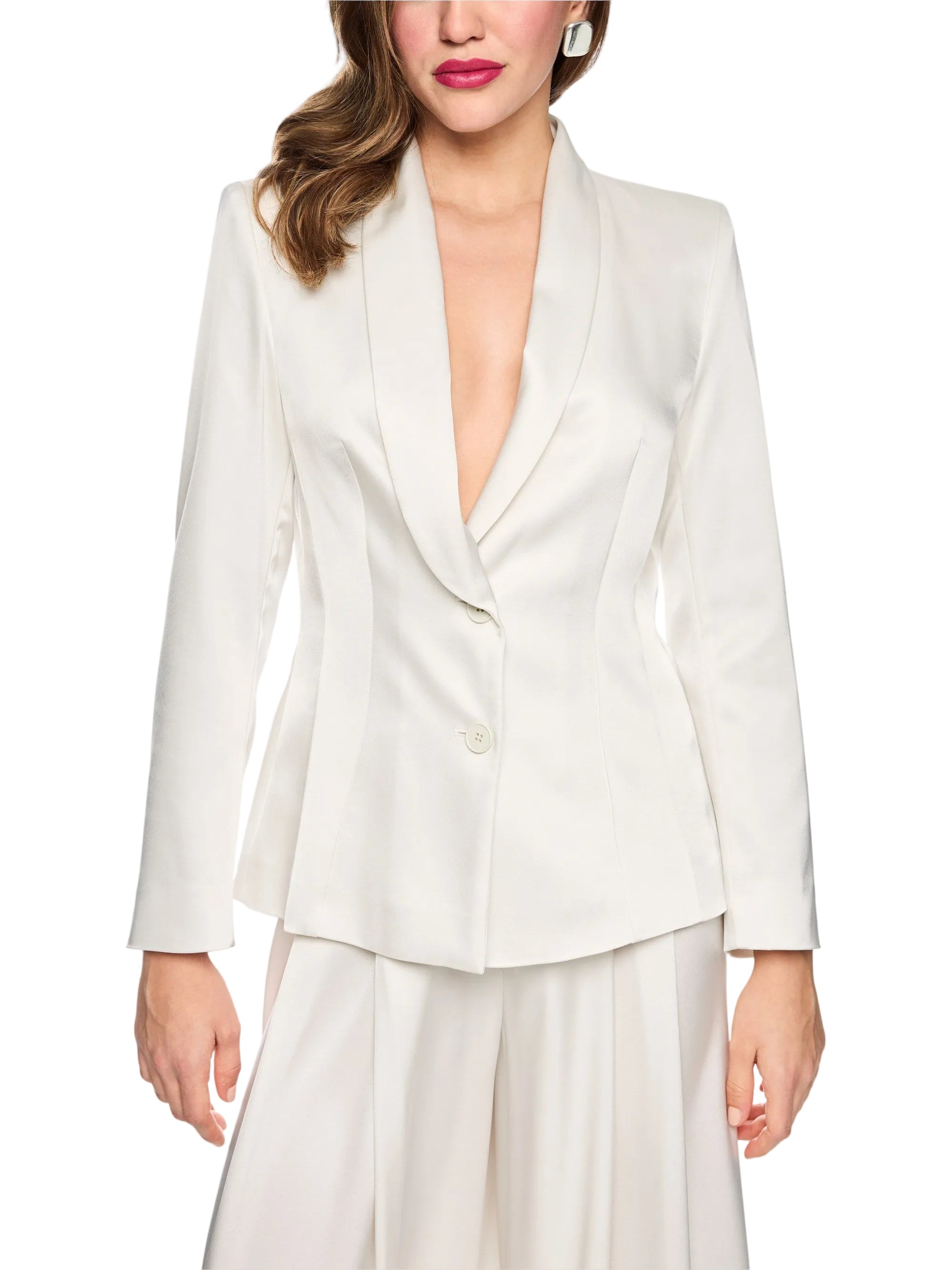 בלייזר אלגנטי בגזרה קלאסית ועדכנית, עשוי בד סאטן רך ומבריק. עם צווארון דש עמוק, כריות כתפיים מודגשות, בטנה קלה ואיכותית, וסגירה באמצעות שני כפתורים.הרכב: 87% טריאצטט, 13% אלסטןהדוגמנית בגובה 1.79 ולובשת מידה 3 של מארק קיין