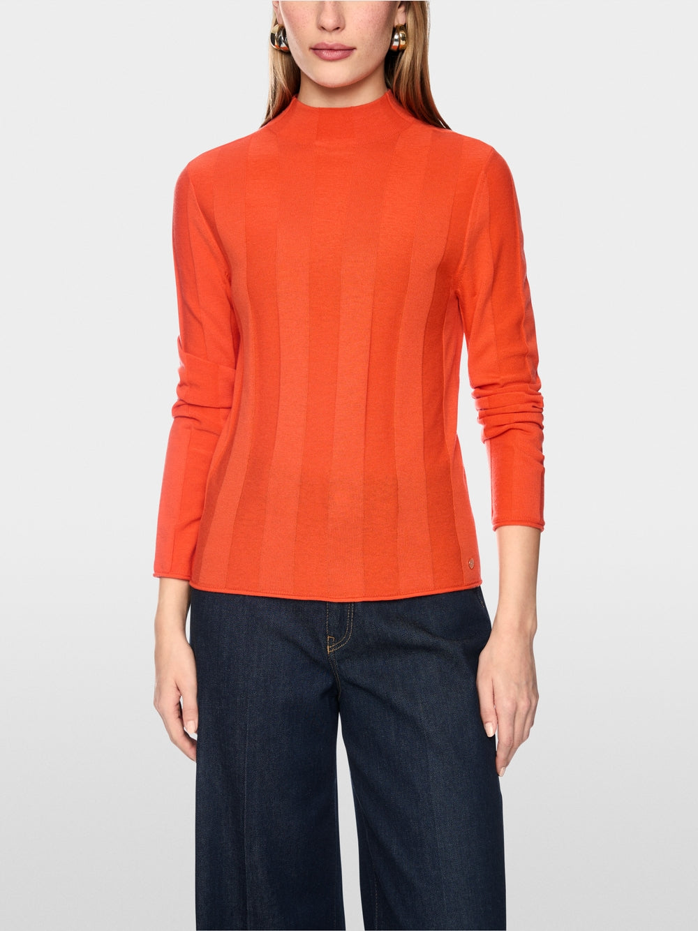 סוודר סריג עדין בגזרה צרה (Slim fit), המשלב אלגנטיות על-זמנית עם נוחות יוצאת דופן. תערובת צמר חדש איכותית עם כמות קטנה של קשמיר מעניקה חום נעים ותחושה רכה. מרקם עדין מוסיף נגיעה עכשווית. צווארון עומד קלאסי ומכפלות מגולגלות משלימים את המראה.עיצוב בגזרה צרה, צווארון עומד, מכפלות מגולגלות, ותווית לוגו קטנה.הרכב: 75% צמר טהור, 20% פוליאסטר, 5% קשמירהדוגמנית בגובה 1.79 ולובשת מידה 3 של מארק קיין