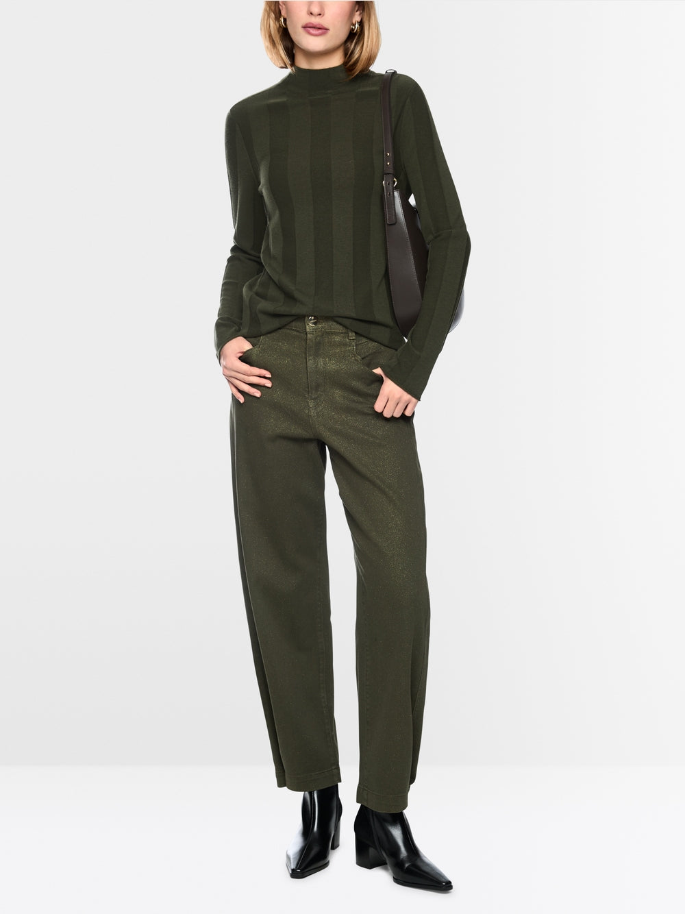 סוודר סריג עדין בגזרה צרה (Slim fit), המשלב אלגנטיות על-זמנית עם נוחות יוצאת דופן. תערובת צמר חדש איכותית עם כמות קטנה של קשמיר מעניקה חום נעים ותחושה רכה. מרקם עדין מוסיף נגיעה עכשווית. צווארון עומד קלאסי ומכפלות מגולגלות משלימים את המראה.עיצוב בגזרה צרה, צווארון עומד, מכפלות מגולגלות, ותווית לוגו קטנה.הרכב: 75% צמר טהור, 20% פוליאסטר, 5% קשמירהדוגמנית בגובה 1.79 ולובשת מידה 3 של מארק קיין