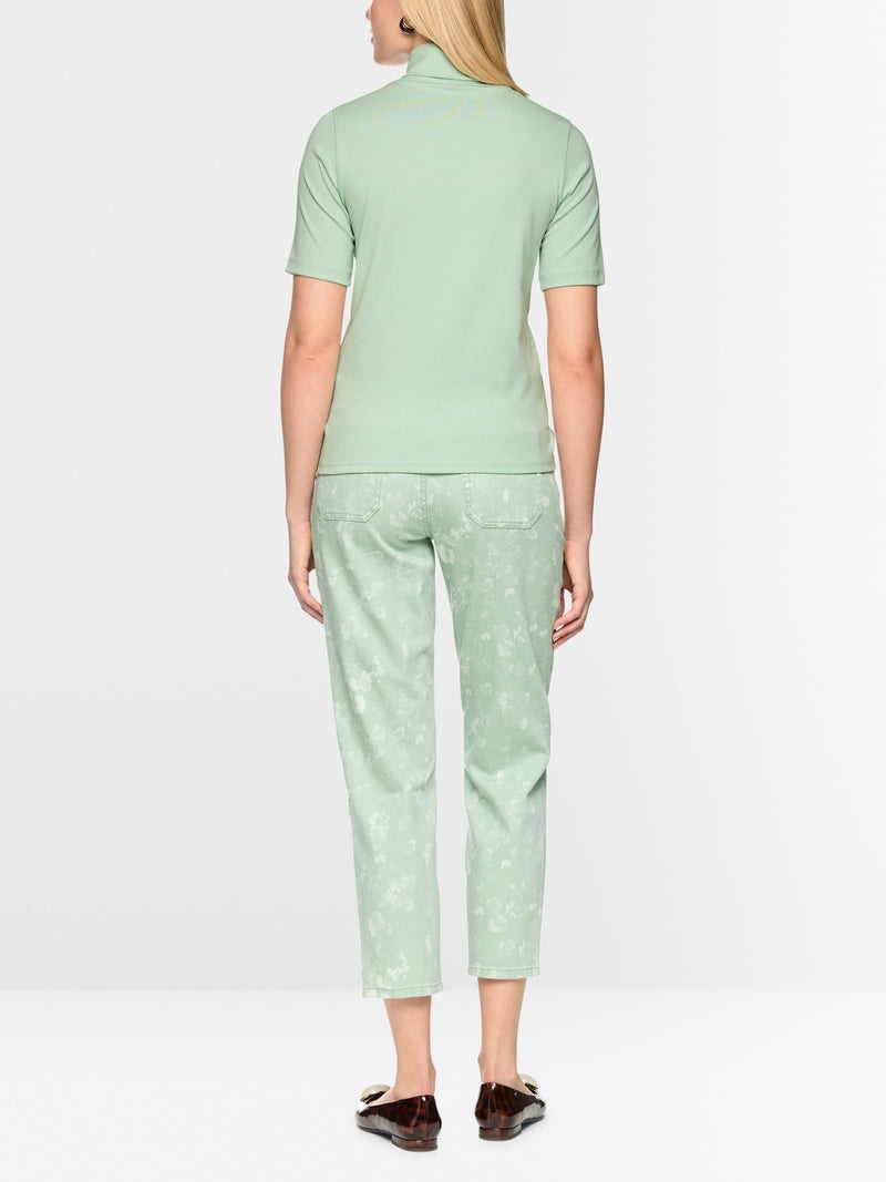 חולצה בגזרה צרה (Slim fit) עם שרוולים קצרים משלבת נוחות עם עיצוב ייחודי. עשויה מכותנה סטרצ'ית רכה, היא מתאימה לקווי הגוף בצורה מושלמת. הדגש הוא על הצווארון העומד עם חריץ: כשהוא מקופל למטה, מתגלה פרט אלגנטי, המעניק למראה טאץ' מתוחכם.עיצוב בגזרה צרה, שרוולים קצרים, צווארון עומד, ופרטים.הרכב: 95% כותנה, 5% אלסטןהדוגמנית בגובה 1.79 ולובשת מידה 3 של מארק קיין