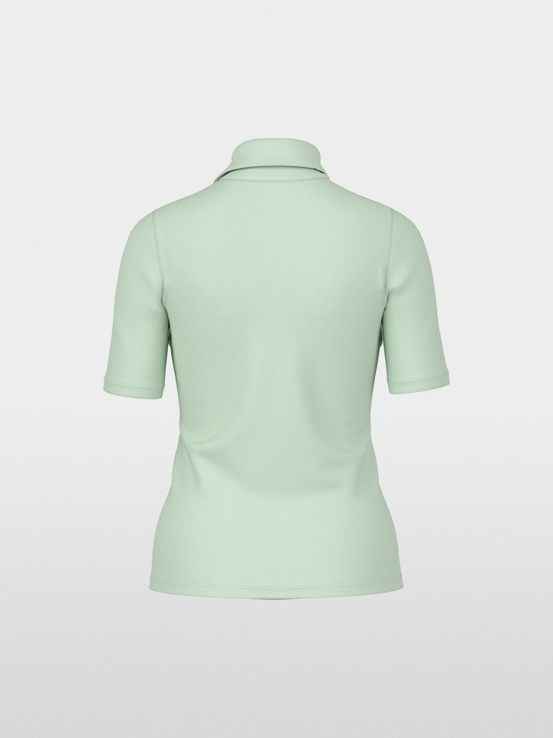 חולצה בגזרה צרה (Slim fit) עם שרוולים קצרים משלבת נוחות עם עיצוב ייחודי. עשויה מכותנה סטרצ'ית רכה, היא מתאימה לקווי הגוף בצורה מושלמת. הדגש הוא על הצווארון העומד עם חריץ: כשהוא מקופל למטה, מתגלה פרט אלגנטי, המעניק למראה טאץ' מתוחכם.עיצוב בגזרה צרה, שרוולים קצרים, צווארון עומד, ופרטים.הרכב: 95% כותנה, 5% אלסטןהדוגמנית בגובה 1.79 ולובשת מידה 3 של מארק קיין