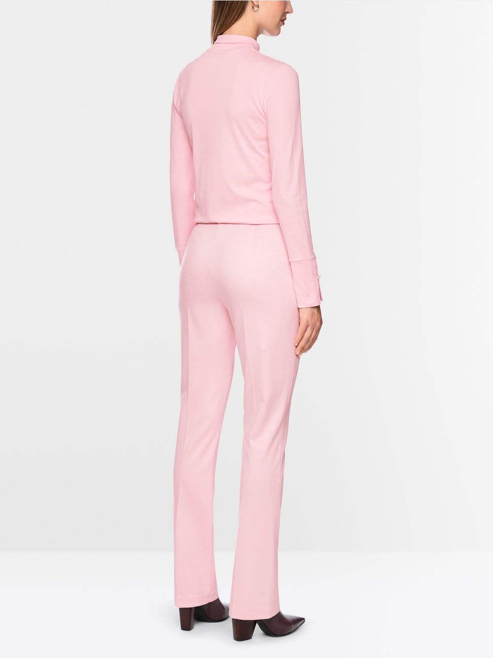 חולצת בייסיק בגזרה צרה (Slim fit) העשויה כותנה סטרצ'ית, להתאמה צמודה לגוף ולבישה נוחה. הצווארון העומד האלגנטי כולל חריץ קטן ועדין, המוסיף נגיעה מודרנית לעיצוב המינימליסטי. עם מראהּ המינימליסטי, חולצה זו עם שרוולים ארוכים רב-תכליתית במיוחד.עיצוב בגזרה צרה, צווארון עומד, שרוולים ארוכים, וכיתוב במכפלה.הרכב: 95% כותנה, 5% אלסטןהדוגמנית בגובה 1.79 ולובשת מידה 3 של מארק קיין
