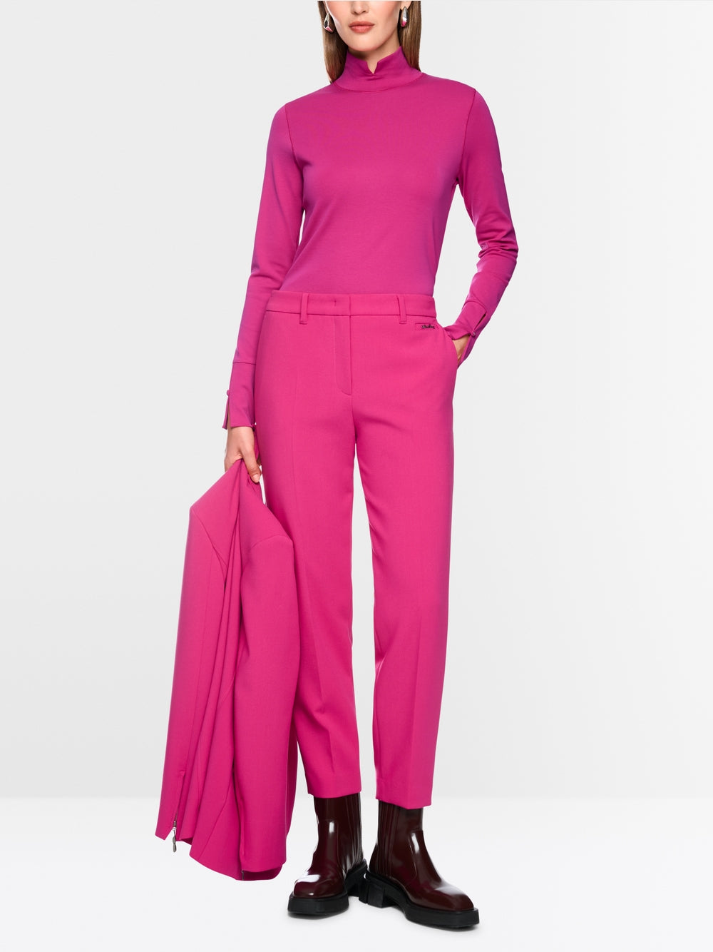 חולצת בייסיק בגזרה צרה (Slim fit) העשויה כותנה סטרצ'ית, להתאמה צמודה לגוף ולבישה נוחה. הצווארון העומד האלגנטי כולל חריץ קטן ועדין, המוסיף נגיעה מודרנית לעיצוב המינימליסטי. עם מראה מינימליסטי, חולצה זו עם שרוולים ארוכים רב-תכליתית במיוחד.עיצוב בגזרה צרה, צווארון עומד, שרוולים ארוכים, וכיתוב במכפלה.הרכב: 95% כותנה, 5% אלסטןהדוגמנית בגובה 1.79 ולובשת מידה 3 של מארק קיין