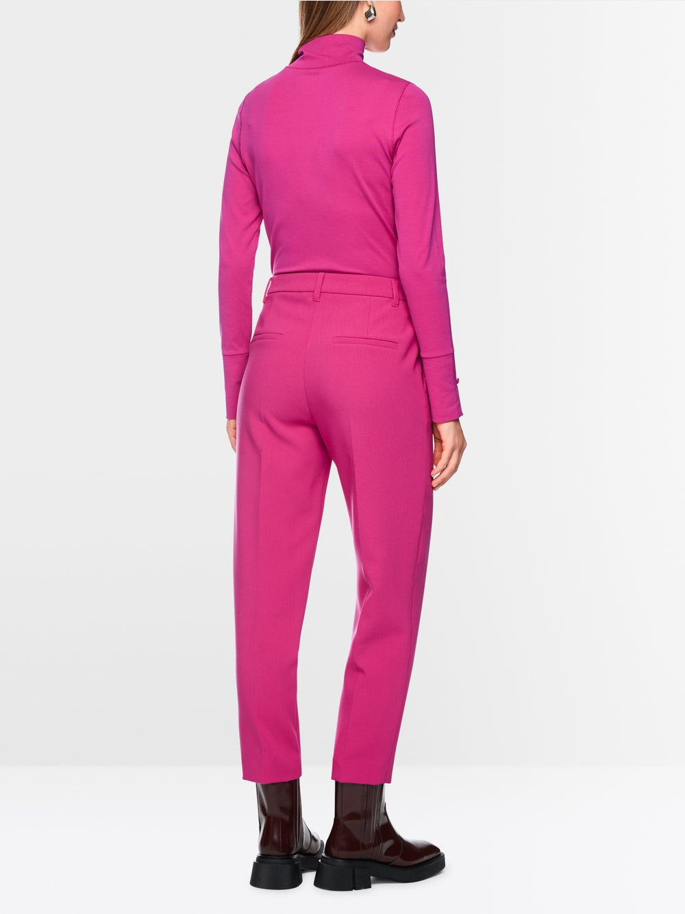 חולצת בייסיק בגזרה צרה (Slim fit) העשויה כותנה סטרצ'ית, להתאמה צמודה לגוף ולבישה נוחה. הצווארון העומד האלגנטי כולל חריץ קטן ועדין, המוסיף נגיעה מודרנית לעיצוב המינימליסטי. עם מראה מינימליסטי, חולצה זו עם שרוולים ארוכים רב-תכליתית במיוחד.עיצוב בגזרה צרה, צווארון עומד, שרוולים ארוכים, וכיתוב במכפלה.הרכב: 95% כותנה, 5% אלסטןהדוגמנית בגובה 1.79 ולובשת מידה 3 של מארק קיין