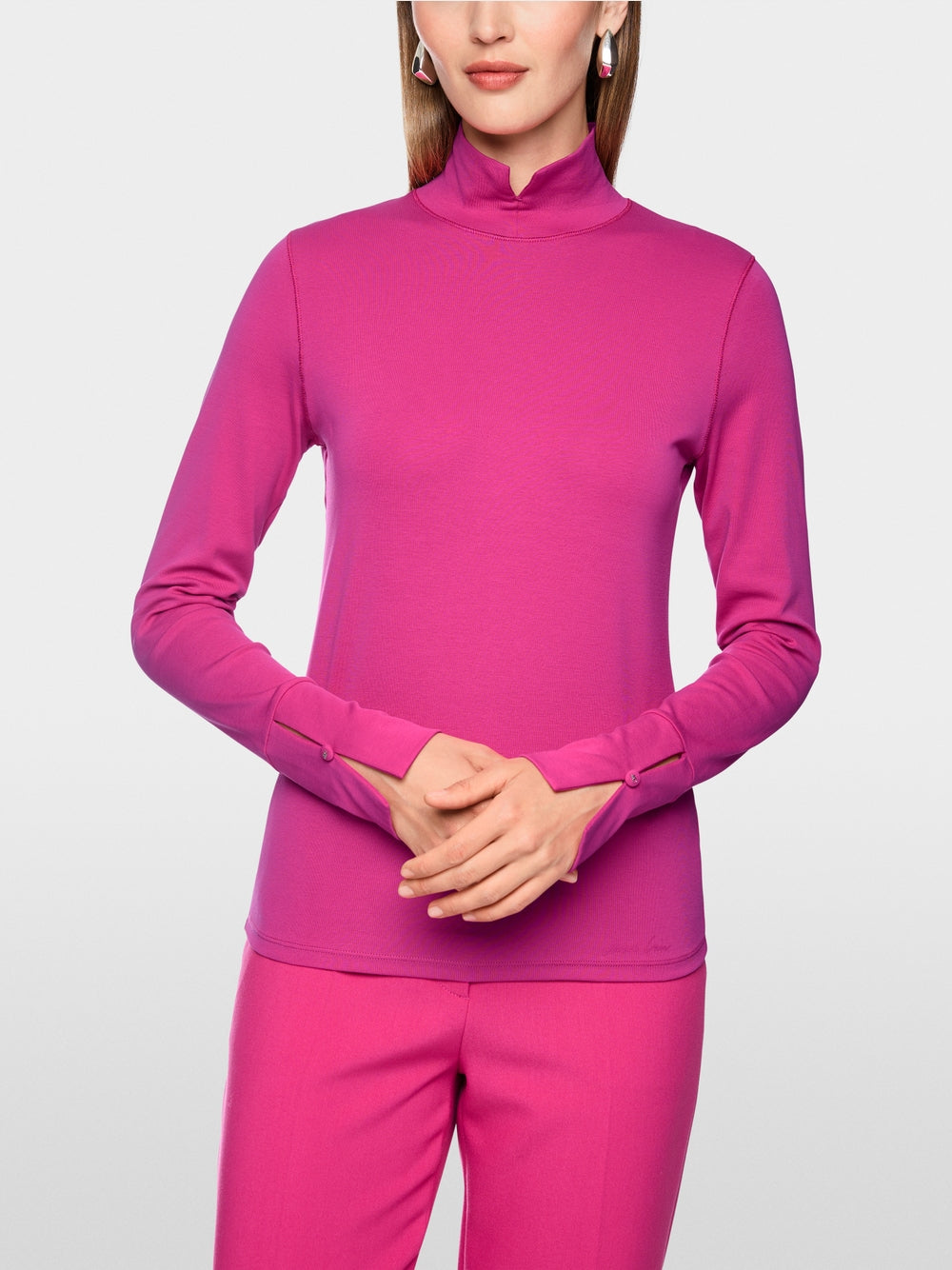 חולצת בייסיק בגזרה צרה (Slim fit) העשויה כותנה סטרצ'ית, להתאמה צמודה לגוף ולבישה נוחה. הצווארון העומד האלגנטי כולל חריץ קטן ועדין, המוסיף נגיעה מודרנית לעיצוב המינימליסטי. עם מראה מינימליסטי, חולצה זו עם שרוולים ארוכים רב-תכליתית במיוחד.עיצוב בגזרה צרה, צווארון עומד, שרוולים ארוכים, וכיתוב במכפלה.הרכב: 95% כותנה, 5% אלסטןהדוגמנית בגובה 1.79 ולובשת מידה 3 של מארק קיין