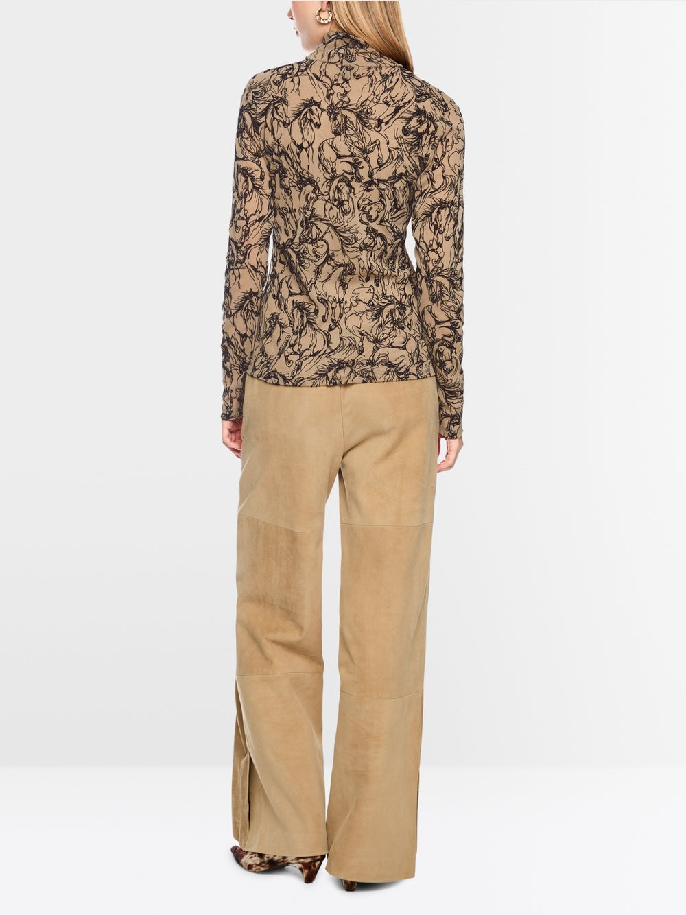 חולצה בגזרה צרה (Slim fit) עם שרוולים ארוכים, עשויה בד סטרצ'י אלסטי, המשלבת נוחות עם עיצוב יוצא דופן. צווארון עומד אלגנטי יוצר סילואט עכשווי. הדגש בחולצה הוא על הדפס האיכותי והקטיפתי של סוסים דוהרים.עיצוב בגזרה צרה, צווארון עומד, שרוולים ארוכים, ותווית לוגו קטנה.הרכב: 54% פוליאמיד, 46% ויסקוזההדוגמנית בגובה 1.79 ולובשת מידה 3 של מארק קיין