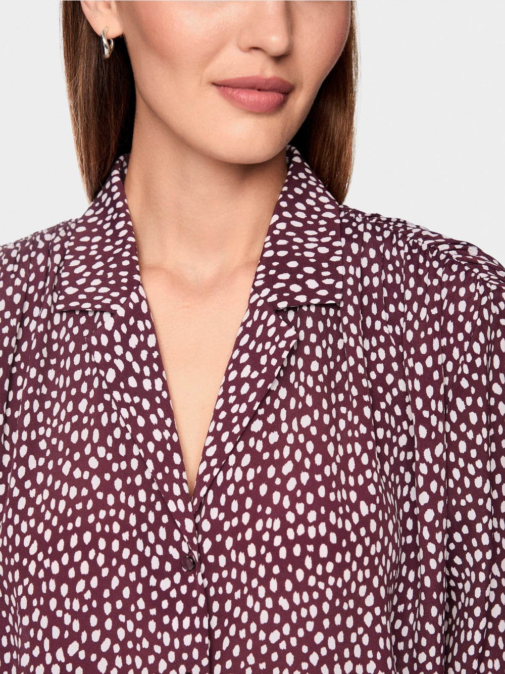 חולצה אלגנטית מכופתרת, בולטת בהדפס עכשווי לכל אורך הבד בעיצוב נקודות על-זמני, בהשראת דוגמת במבי הטרנדית. תערובת החומרים האיכותית והזורמת, הכוללת משי, מחמיאה לגזרה ונוחה ללבוש. השרוולים הארוכים כוללים חפתים אלסטיים, המעניקים נוחות ומראה נשי. צווארון הדש הקלאסי מדגיש את המראה על-זמני, וסגירת הכפתורים מקלה על הלבישה וההסרה.עיצוב בגזרה רפויה, הדפס נקודות, צווארון דש, וסגירת כפתורים.הרכב: 66% ויסקוזה, 34% משיהדוגמנית בגובה 1.79 ולובשת מידה 3 של מארק קיין
