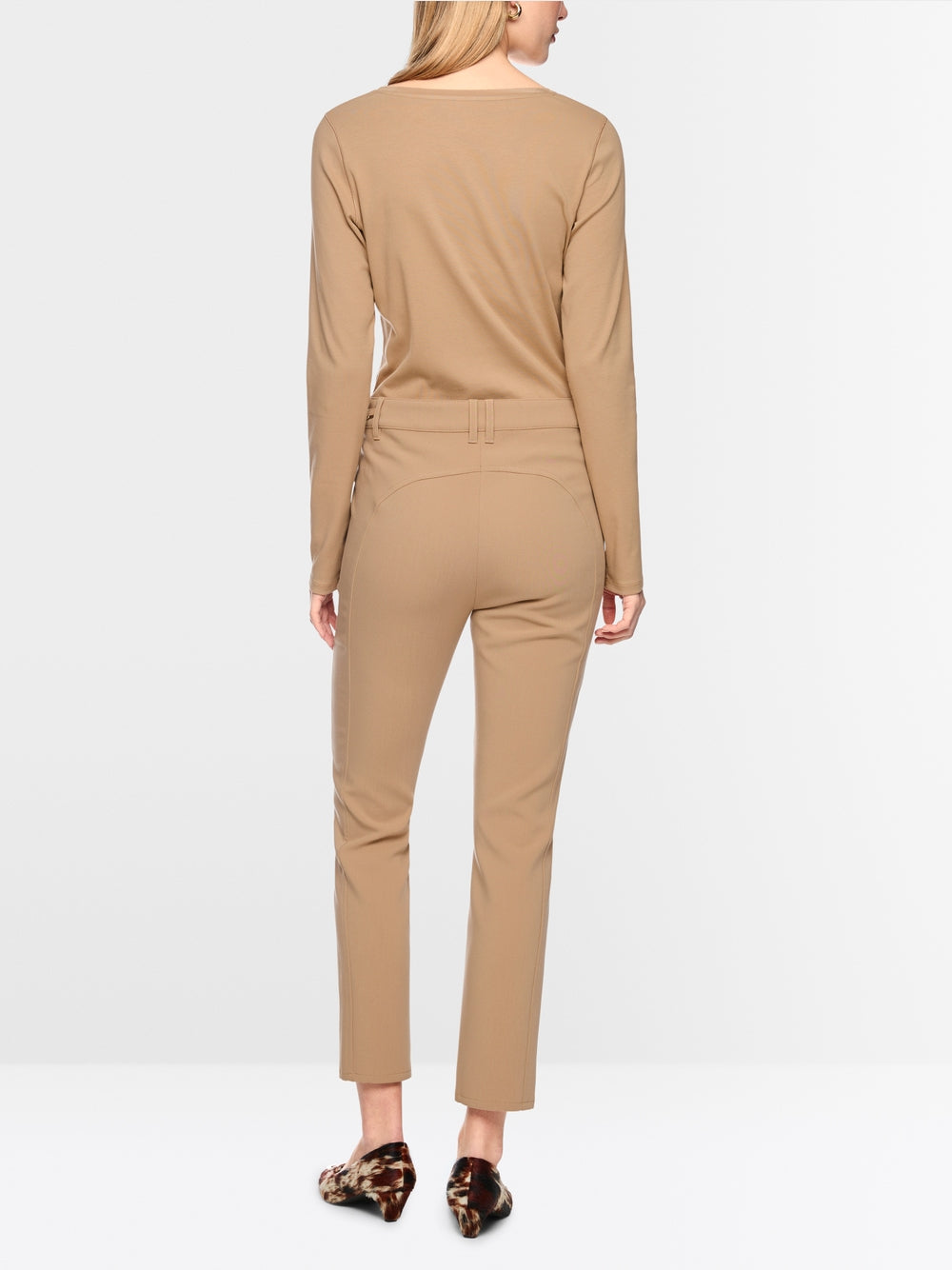 מכנסי SILEA בגזרה צרה (Slim fit), המרשימים בעיצוב הג'ודהפור האלגנטי שלהם. פרט דקורטיבי עדין בהשראת ספורט הרכיבה על הסוסים, על המותניים, מוסיף טאץ' אקסקלוסיבי, בעוד גובה המותן הסטנדרטי עם לולאות לחגורה וסגירת הכפתור והרוכסן הקלאסית מבטיחים התאמה מושלמת. כיסי צד פרקטיים עם רוכסן נסתר וללא תפר משלימים את העיצוב הספורטיבי.עיצוב בגזרה צרה, גובה מותן סטנדרטי, לולאות לחגורה, וכיסי צד עם רוכסן נסתר.הרכב: 45% פוליאסטר, 30% פוליאסטר (ממוחזר), 20% ויסקוזה, 5% אלסטןהדוגמנית בגובה 1.79 ולובשת מידה 3 של מארק קיין