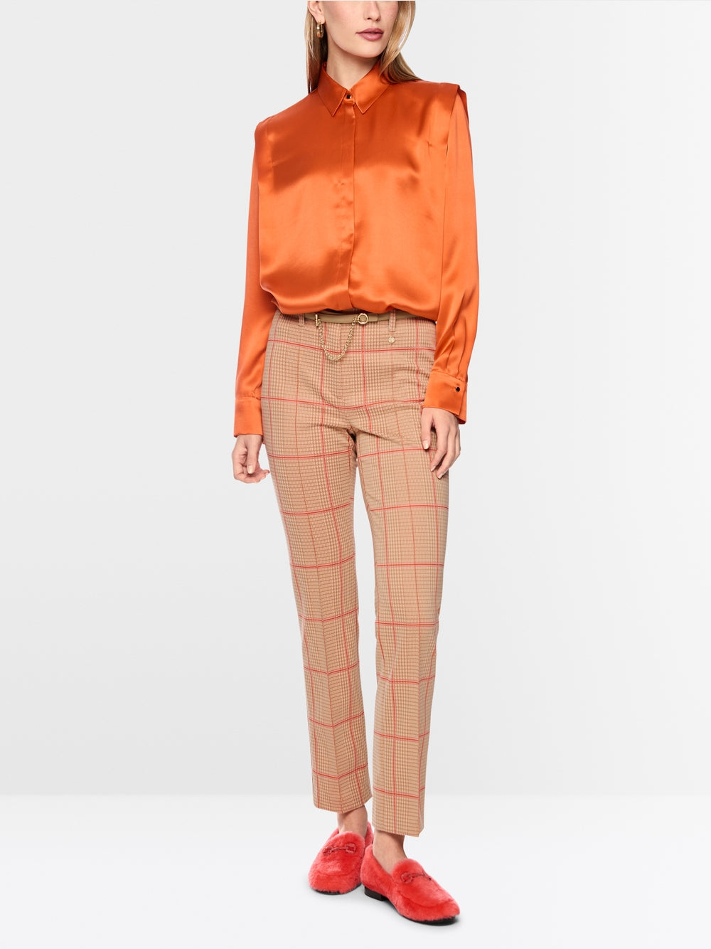 מכנסי SYDNEY בגזרה צרה (Slim fit), בשילוב עכשווי של דוגמת פפיטה ומשבצות. קפלים תפורים מעניקים לעיצוב נגיעה אלגנטית. נוחות מיטבית מובטחת הודות לגובה המותן הסטנדרטי ולסרט מותן אלסטי פנימי. לולאות לחגורה קלאסיות וסגירת כפתור ורוכסן משלימות את המראה.עיצוב בגזרה צרה, גובה מותן סטנדרטי, ולולאות לחגורה.הרכב: 57% פוליאסטר, 36% פוליאמיד, 7% אלסטןהדוגמנית בגובה 1.79 ולובשת מידה 3 של מארק קיין