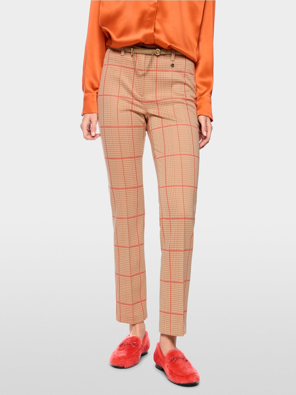 מכנסי SYDNEY בגזרה צרה (Slim fit), בשילוב עכשווי של דוגמת פפיטה ומשבצות. קפלים תפורים מעניקים לעיצוב נגיעה אלגנטית. נוחות מיטבית מובטחת הודות לגובה המותן הסטנדרטי ולסרט מותן אלסטי פנימי. לולאות לחגורה קלאסיות וסגירת כפתור ורוכסן משלימות את המראה.עיצוב בגזרה צרה, גובה מותן סטנדרטי, ולולאות לחגורה.הרכב: 57% פוליאסטר, 36% פוליאמיד, 7% אלסטןהדוגמנית בגובה 1.79 ולובשת מידה 3 של מארק קיין